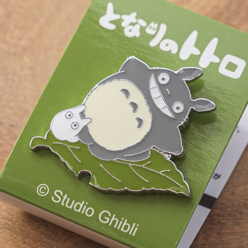 Studio Ghibli My Neighbour Totoro Big Totoro with Leaf Pin Badge T-27