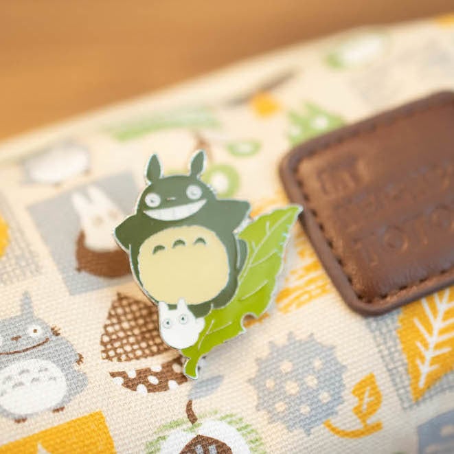 Studio Ghibli My Neighbour Totoro Big Totoro with Leaf Pin Badge T-27