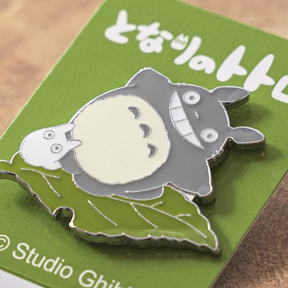 Studio Ghibli My Neighbour Totoro Big Totoro with Leaf Pin Badge T-27